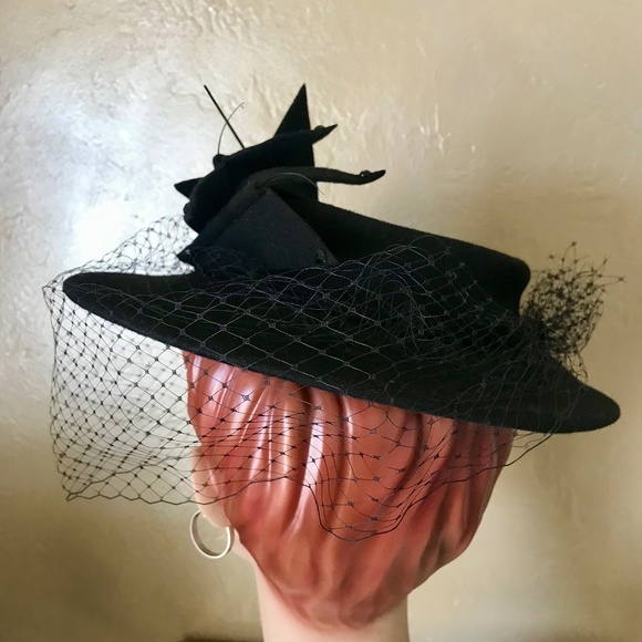 DRAMATIC 1940s BLACK FELT WIDE BRIM HAT WITH 2 FELT \